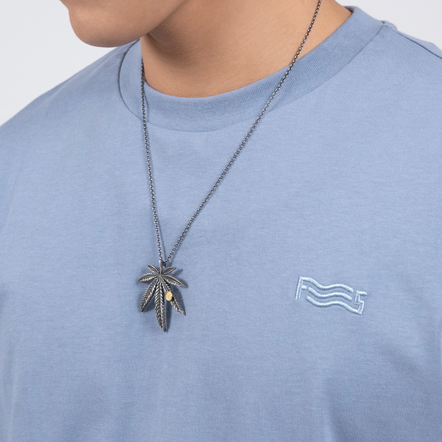 FLOWS MLP01O - Leaf Pendant (Oxidized 925 Silver With 9K Gold Logo)